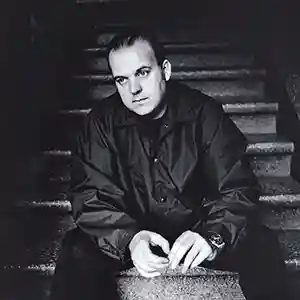 Photo du compositeur Craig Armstrong assis dans un escalier