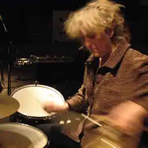 Photo de l'artiste Danielle Palardy Roger avec ses percussions