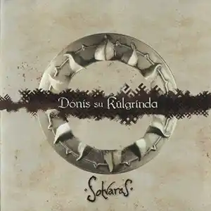 Pochette de l'album de DONIS SU KULGRINDA "Sotvaras", un cercle en métal avec les titres