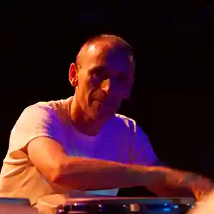 Photo de l'artiste Fabrice Gaudé sur scène avec sa batterie