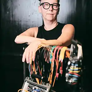 Photo de l'artiste France Jobin avec ses instruments