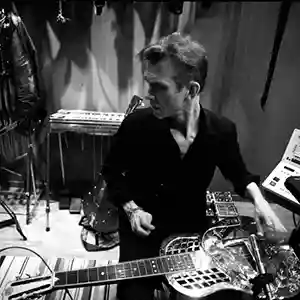 Photo de l'artiste Geir Sundstol dans un studio devant sa guitare