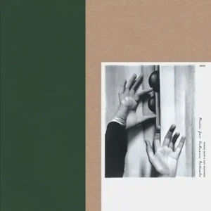 Pochette de l'album de GERTH & OESTERHELT "Music for Unknown Rituals", deux mains en noir et blanc sur un fond vert et marron