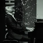 Photo de l'artiste Giogi Mikadze sur scène avec son piano