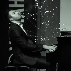 Photo de l'artiste Giogi Mikadze sur scène avec son piano