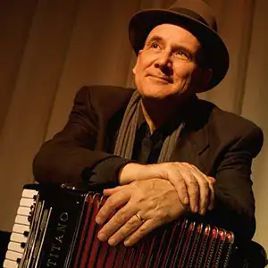 Photo de l'artiste Guy KLUCEVSEK avec son accordéon