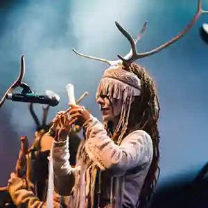 Photo de l'artiste Maria Franz du groupe Heilung sur scène