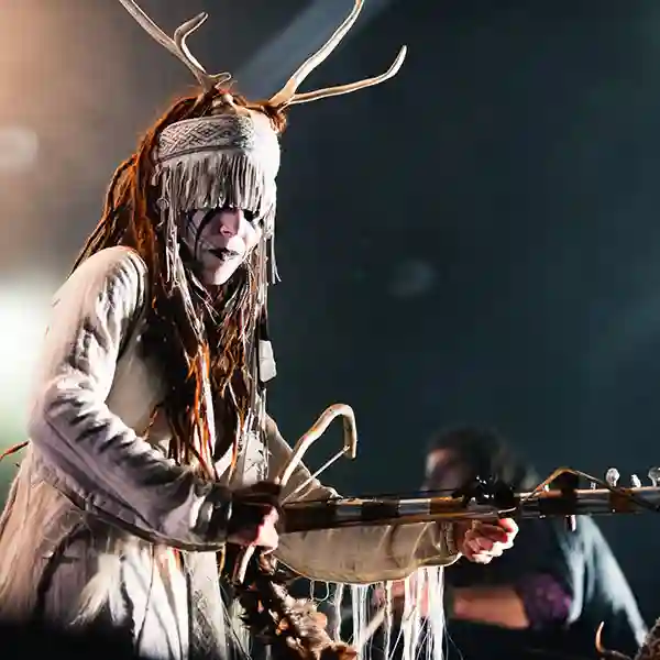 Solénoïde - Shamanic Trip 03. Photo de l'artiste Maria Franz du groupe Heilung sur scène jouant du ravanhatta ou ravanastron, une vièle rustique indienne considérée comme l'ancêtre le plus primitif du violon et du rabâb.