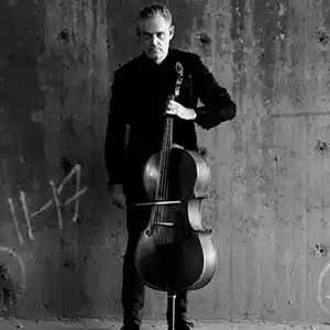 Photo de l'artiste Henrik Meierkord avec son violoncelle