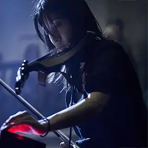 Photo de l'artiste Hoshiko Yamane sur scène avec son violon et tenant un archet