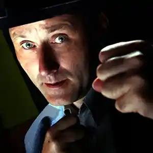 Photo de Jah Wobble montrant les poings