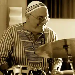 Photo de l'artiste Jean-Luc Danna dans un studio avec sa batterie