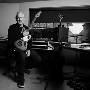 Photo du compositeur John Debney dans son studio d'enregistrement