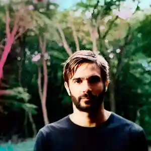 Photo de l'artiste Jon Hopkins devant des arbres