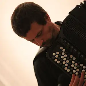 Photo de l'artiste Jonas Kocher avec son accordéon