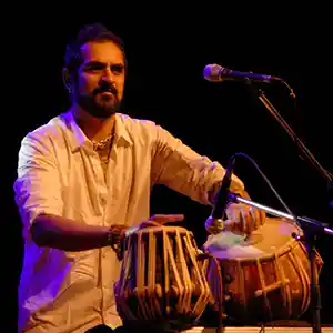 Photo de l'artiste karsh Kale sur scène avec ses instruments. Il est producteur, compositeur et musicien indien et américain.