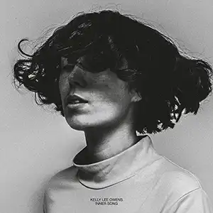 Pochette de l'album de KELLY LEE OWENS "Inner Song", une photo en noir et blanc de l'artiste avec un mouvement horizontal de cheveux