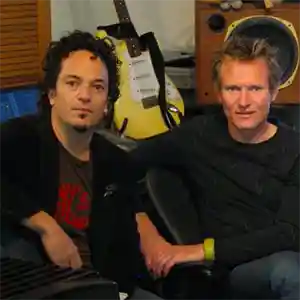 Photo des compositeurs Paul Hepker et Mark Kilian dans leur studio d'enregistrement