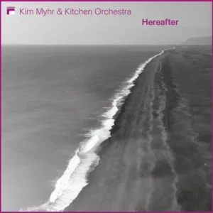 Pochette de l'album de KIM MYHR and KITCHEN ORCHESTRA "Hereafter", une photo noir et blanc d'une vague en bord de mer