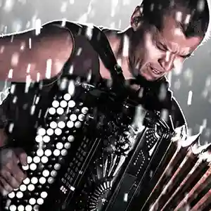 Photo de l'artiste Kimmo Pohjonen sur scène avec son accordéon