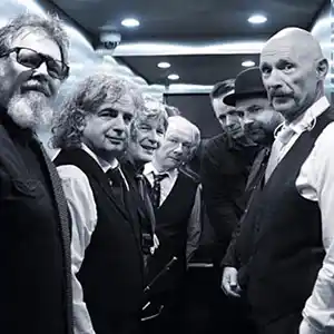 Photo du groupe KING CRIMSON en noir et blanc avec un peu de bleu