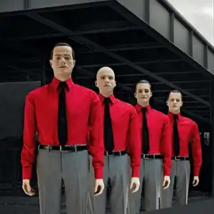 Photo du groupe Kraftwerk aligné avec chemise rouge, cravate noire et pantalon gris