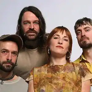 Photo du groupe irlandais Lankum avec les frères Ian et Daragh Lynch, Cormac MacDiarmada et Radie Peat