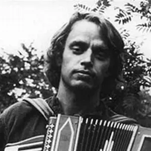 Photo de l'artiste Lars Hollmer avec son accordéon
