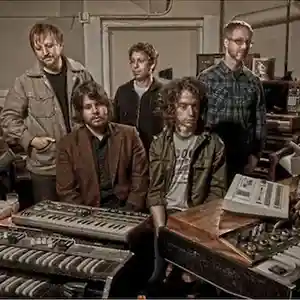 Photo du groupe Lumerians avec ses machines et instruments