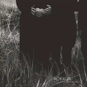 Pochette de l'album de MAJA S.K. RATKJE & NORDIC AFFECT, "Rökkur", 3 personnes habillées en noir dans un champ, photo noir et blanc prise de la taille jusqu'au pieds