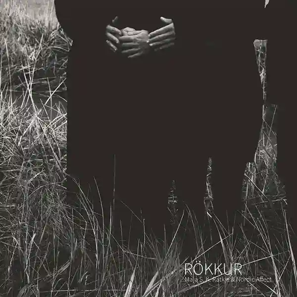 Pochette de l'album de MAJA S.K. RATKJE & NORDIC AFFECT, "Rökkur", 3 personnes habillées en noir dans un champ, photo noir et blanc prise de la taille jusqu'au pieds