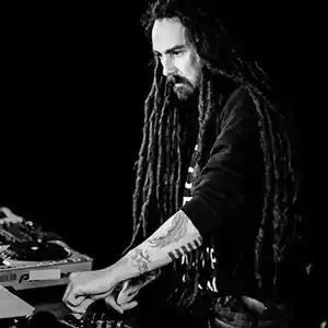 Photo de l'artiste Jason Köhnen du groupe Mansur sur scène devant ses machines