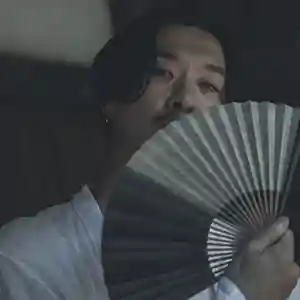 Photo de l'artiste japonais Meitei avec un éventail