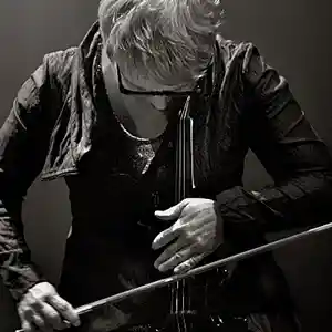Photo de l'artiste Mia Zabelka sur scène avec son violoncelle