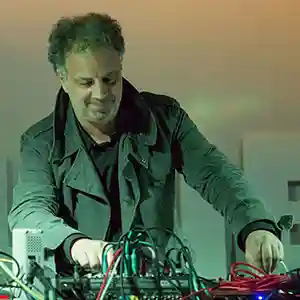 Photo de l'artiste Michel Banabila sur scène avec sa table de mixage