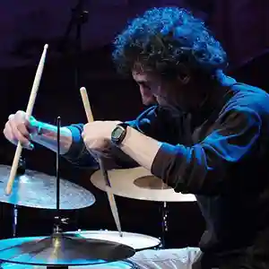 Photo de l'artiste Michele Rabbia sur scène avec sa batterie