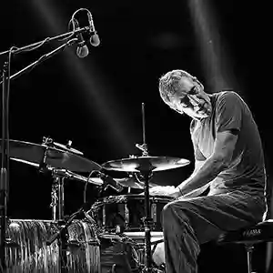 Photo de l'artiste Michele Rabbia sur scène avec sa batterie