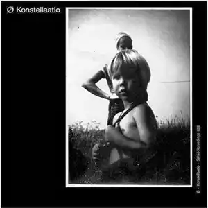 Pochette de l'album de MIKA VAINO "Konstellaatio", une photo noir et blanc d'un enfant et d'une jeune fille derrière lui