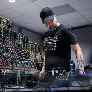 Photo de l'artiste MIKA VAINO dans un studio d'enregistrement