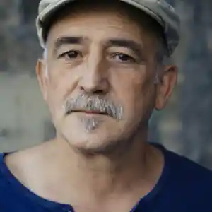 Photo de l'artiste André Minvielle avec sa casquette