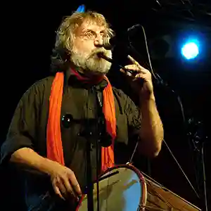 Photo de l'artiste Miqueù Montanaro sur scène avec son tambourin et son galoubet