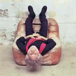 Photo de l'artiste Miqueù Montanaro dans un fauteuil les pieds en l'air