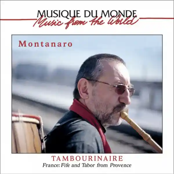 Pochette de l'album "Tambourinaires" par l'artiste Miqueù Montanaro avec ses intruments, un galoubet et un tambourin