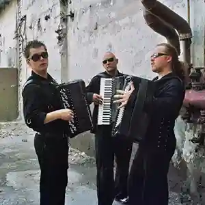 Photo du groupe Motion Trio avec leurs instruments, des accordéons