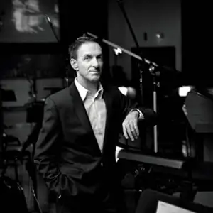 Photo du compositeur Mychael Danna dans son studio d'enregistrement