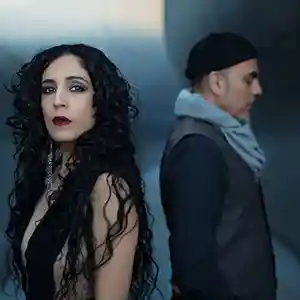 Photo du groupe Niyaz avec la chanteuse et joueuse de santour Azam Ali au premier plan