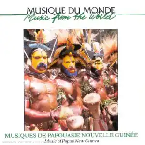 Pochette de l'album de HULI "Musiques De Papouasie Nouvelle Guinée" avec le groupe en tenue traditionnelle et tambour