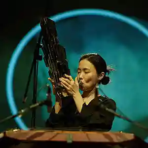 Photo de l'artiste Park Jiha avec son orgue à bouche appelé 'Saenghwang'.