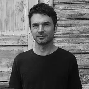 Photo de l'artiste PAULIUS KILBAUSKAS en noir et blanc