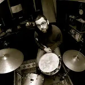 Photo de l'artiste espagnol Ramon Pratz avec sa batterie